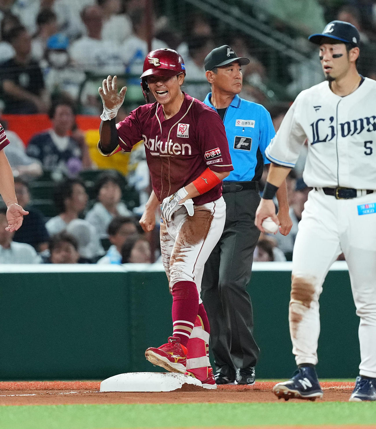 西武対楽天　6回表楽天2死、右三塁打を放ち、笑顔でポーズをとる代打鈴木大（撮影・菅敏）