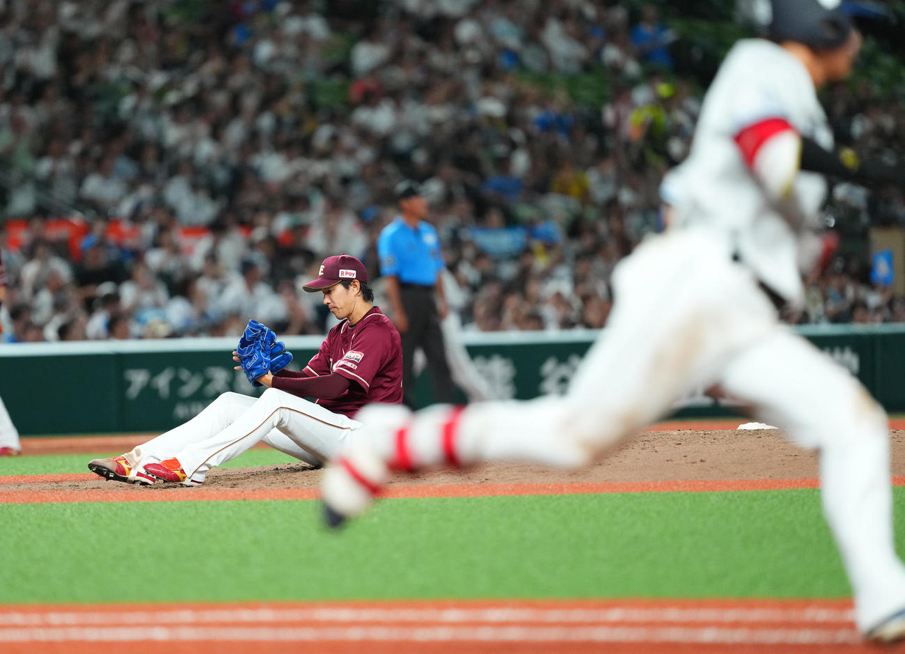 西武対楽天　7回裏西武1死、仲田慶介（手前）の打球が足下付近を通過し、体勢を崩す岸（撮影・菅敏）