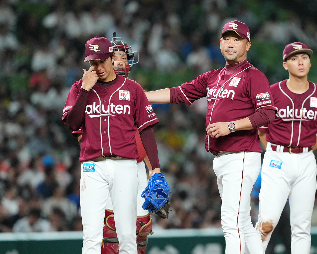 西武対楽天　7回途中、三木監督（中央）に交代を告げられ、降板する岸（撮影・菅敏）