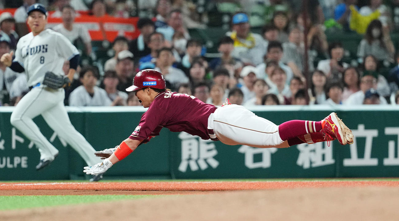 西武対楽天　6回表楽天2死、右三塁打を放ち、三塁にヘッドスライディングをする代打鈴木大（撮影・菅敏）