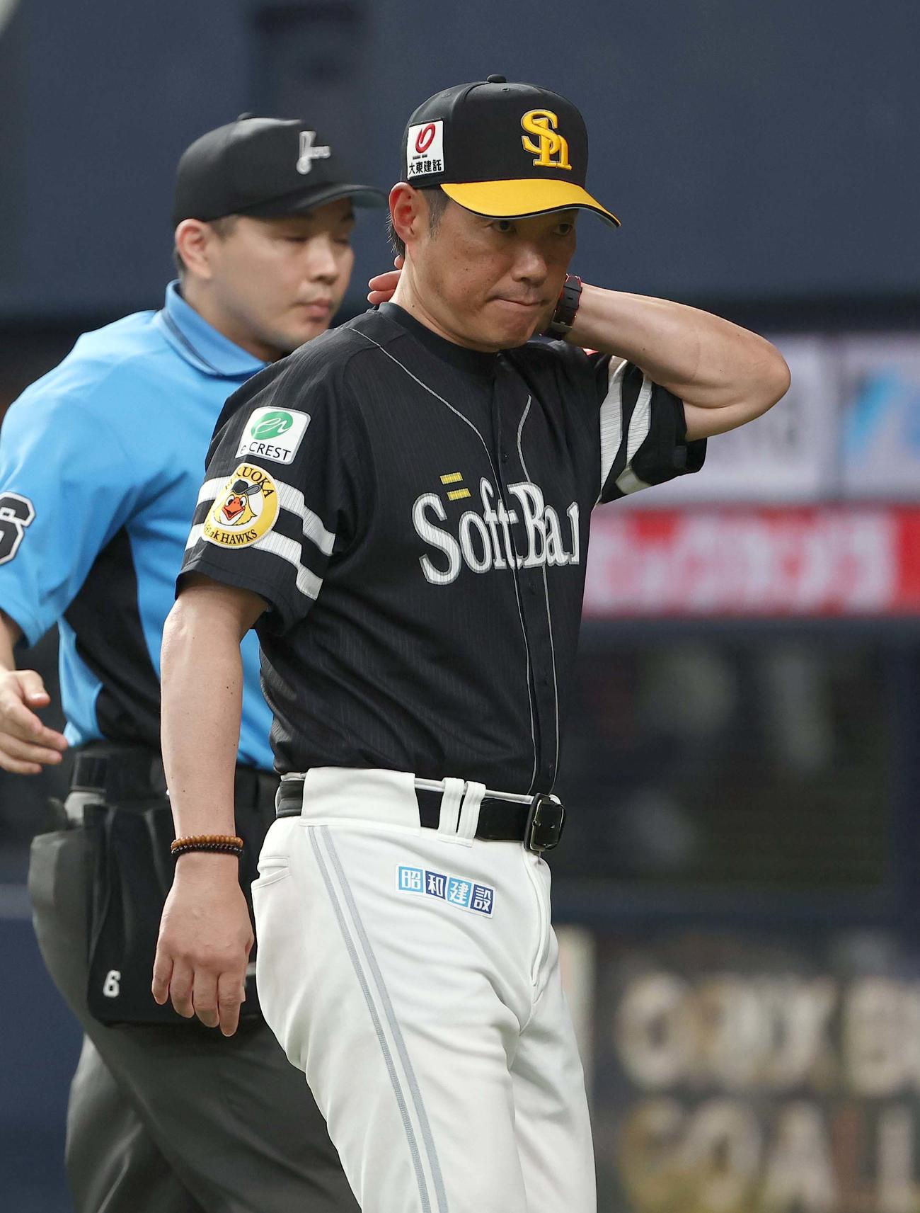 オリックス対ソフトバンク　選手交代を告げる小久保監督（撮影・上田博志）