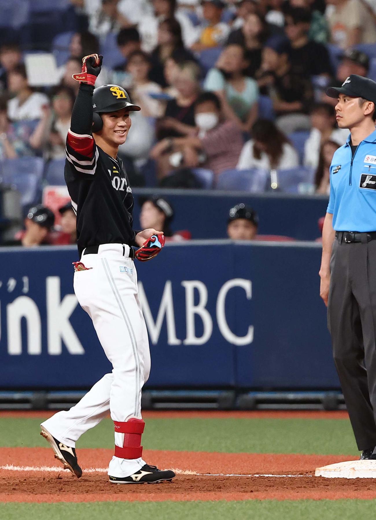 オリックス対ソフトバンク　3回表ソフトバンク無死、プロ初安打を放った庄子はガッツポーズをする（撮影・上田博志）