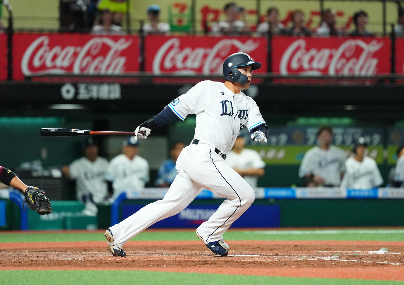西武対楽天　8回裏西武1死三塁、プロ初打席で右適時打を放つ仲三河（撮影・菅敏）