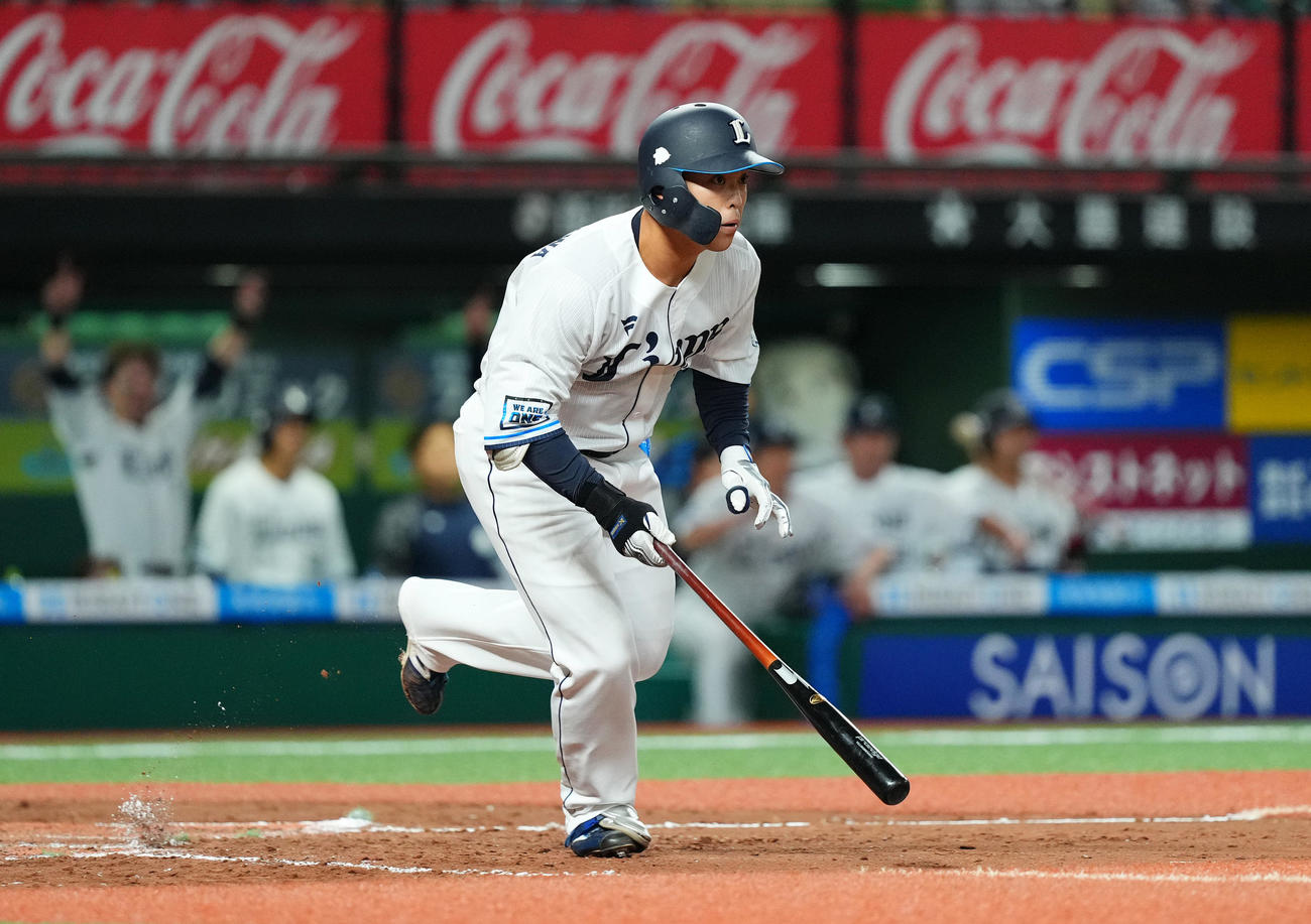 西武対楽天　8回裏西武1死三塁、プロ初打席で右適時打を放つ仲三河（撮影・菅敏）