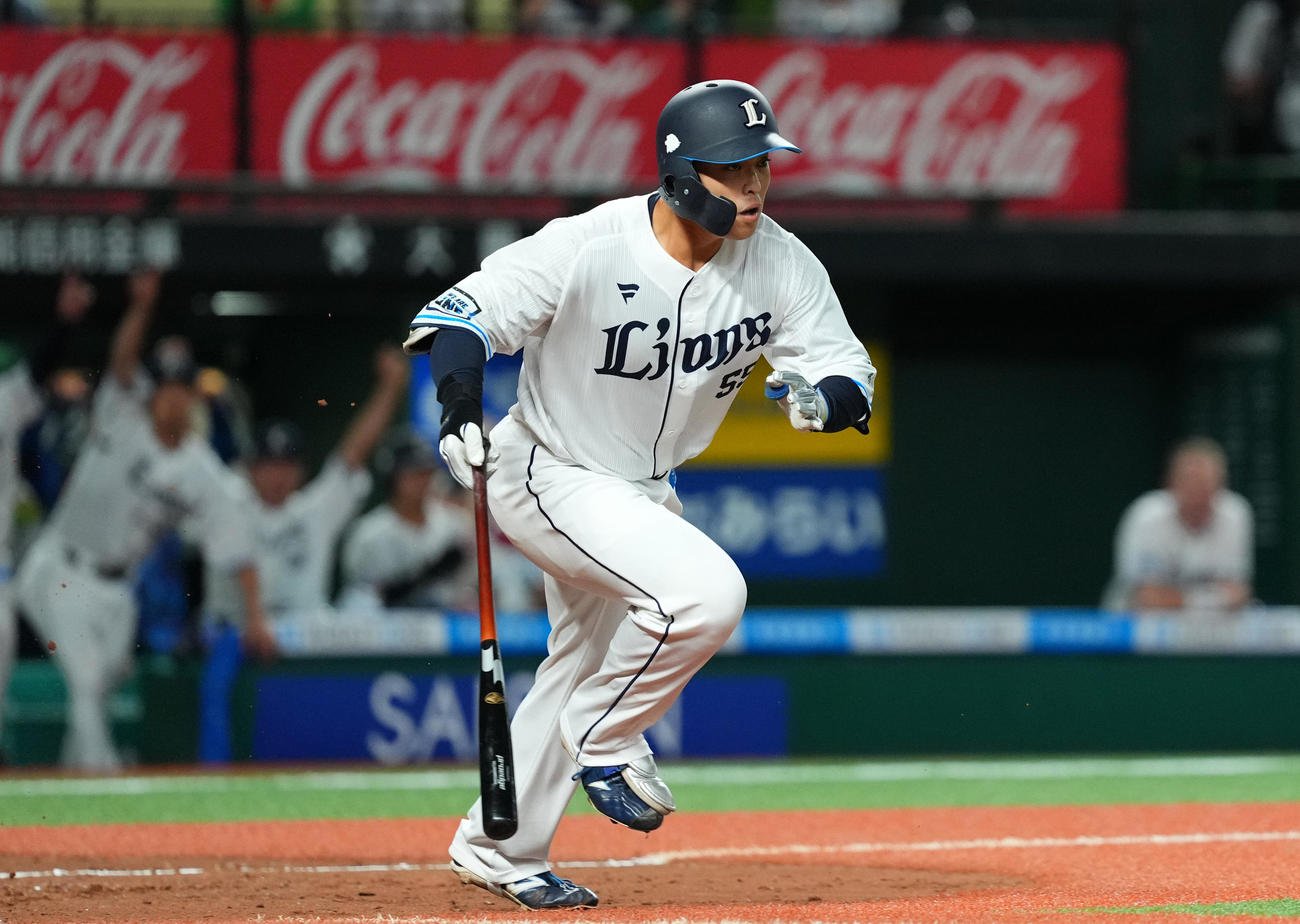 西武対楽天　8回裏西武1死三塁、プロ初打席で右適時打を放つ仲三河（撮影・菅敏）