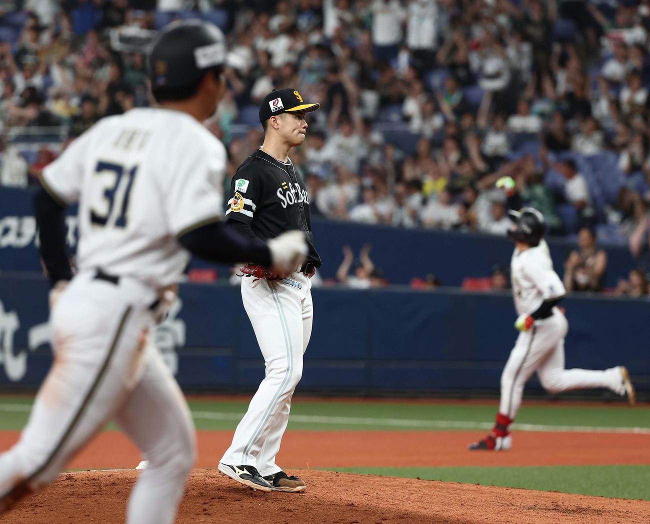 オリックス対ソフトバンク　6回裏オリックス1死満塁、松本晴は紅林（右）に満塁本塁打を浴びる（撮影・上田博志）