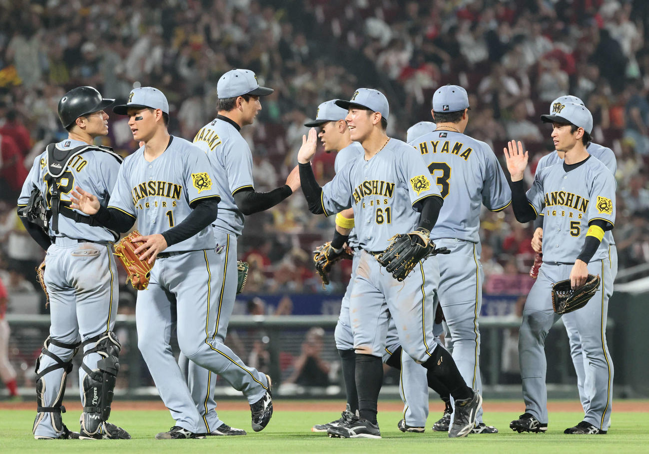 広島対阪神　逆転勝利の阪神ナイン（撮影・加藤孝規）