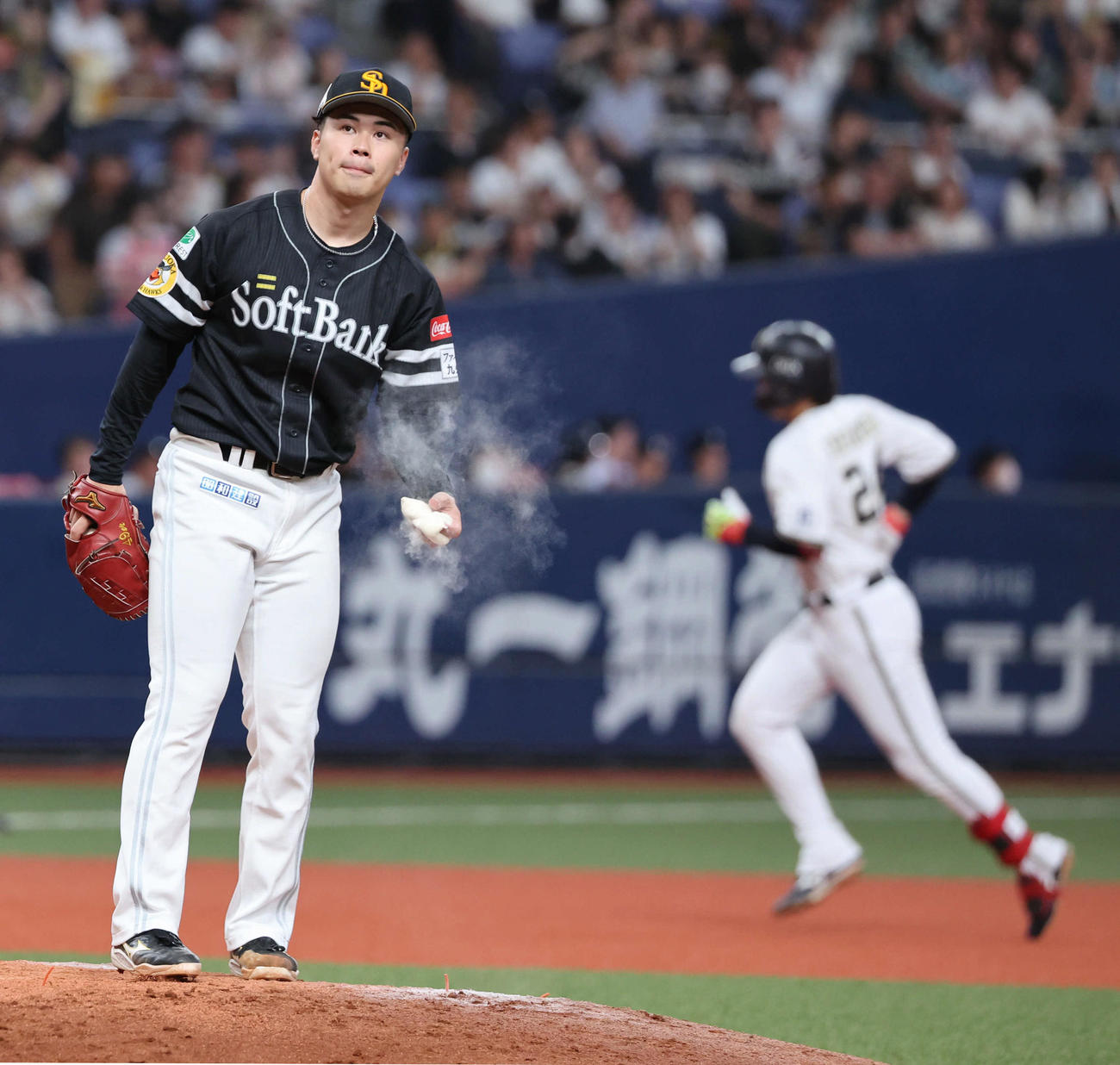 オリックス対ソフトバンク　6回裏オリックス1死満塁、紅林（右）に本塁打を許したソフトバンク松本晴（撮影・西尾就之）
