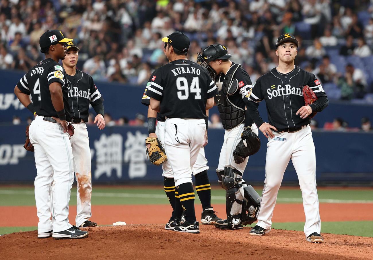 オリックス対ソフトバンク　6回裏オリックス1死満塁、紅林に満塁弾を浴びた松本晴（右）は降板する（撮影・上田博志）