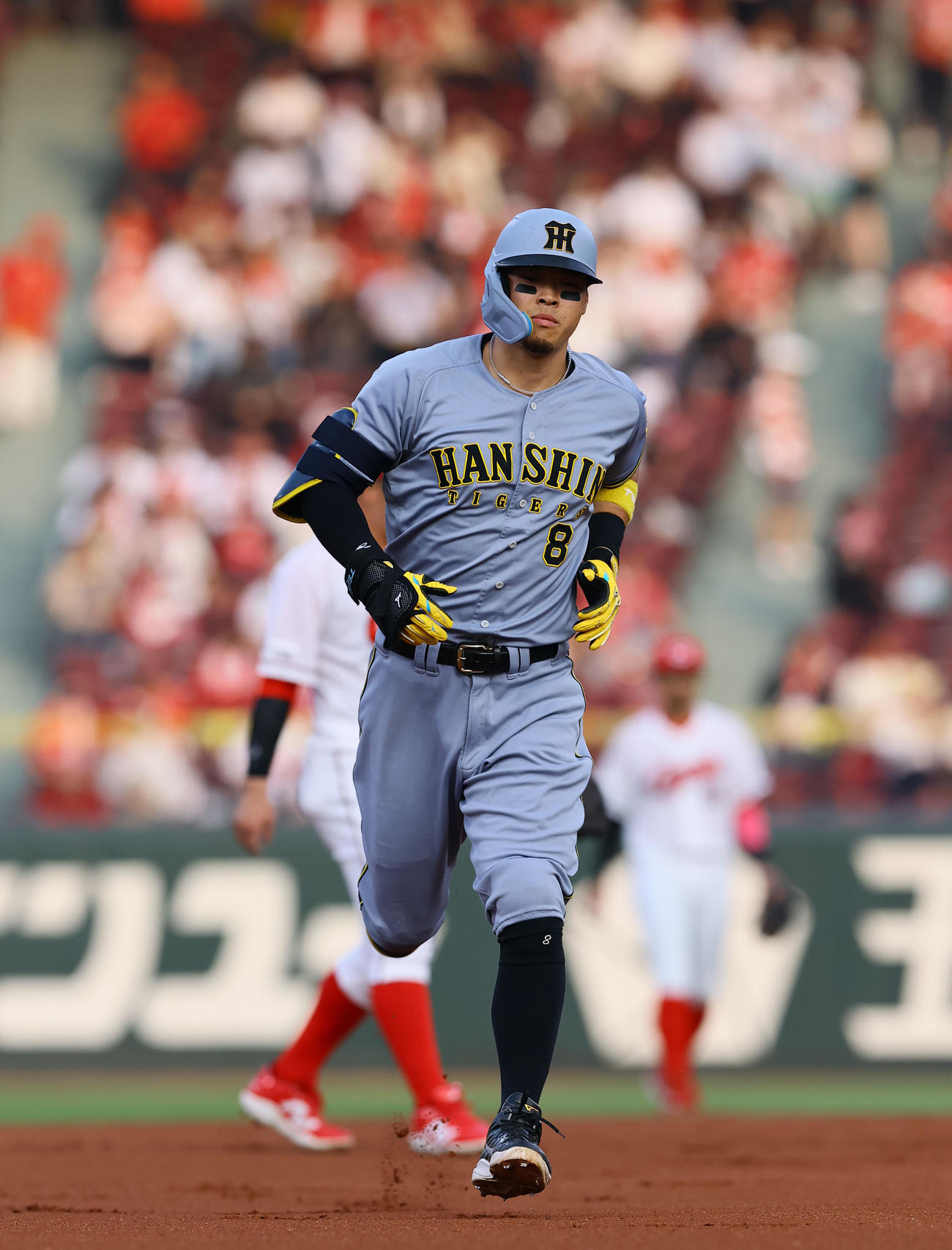広島対阪神　2回表阪神無死、佐藤輝は右越えに先制本塁打を放ちベースを回る（撮影・藤尾明華）
