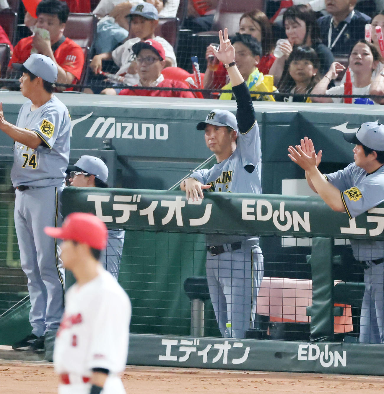 広島対阪神　7回表阪神2死二塁、佐藤輝の中越え適時二塁打にベンチから手を挙げる藤川監督（撮影・加藤哉）