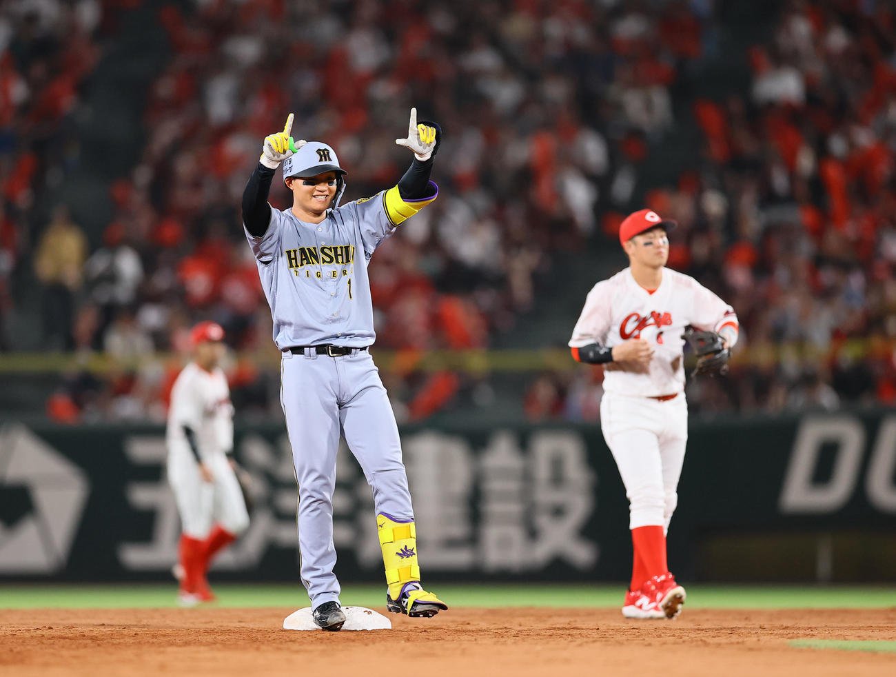 広島対阪神　7回表阪神2死一、二塁、森下は中越えに適時二塁打を放ちポーズをとる（撮影・藤尾明華）