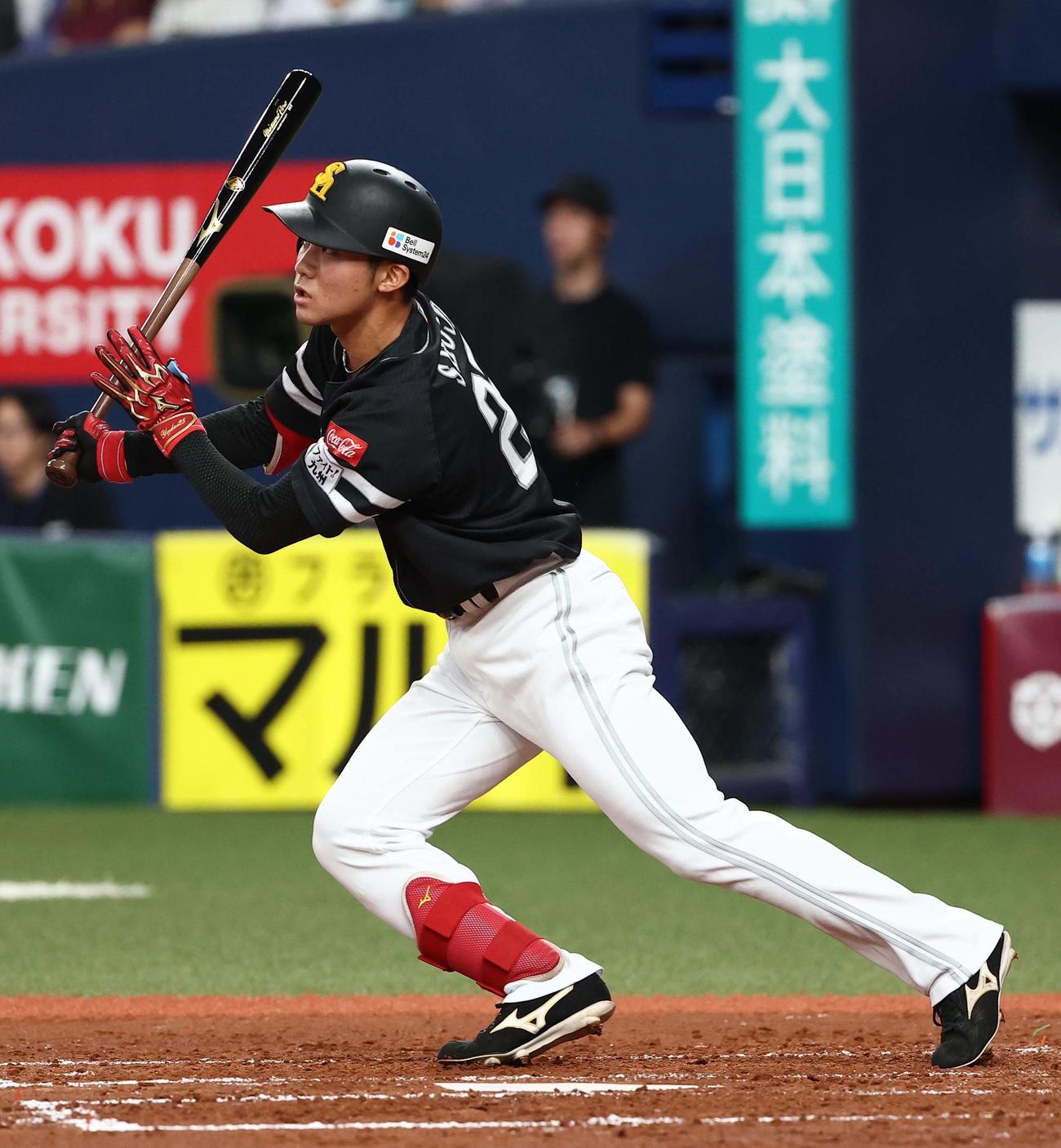 オリックス対ソフトバンク　3回表ソフトバンク無死、庄子は中前にプロ初安打を放つ（撮影・上田博志）