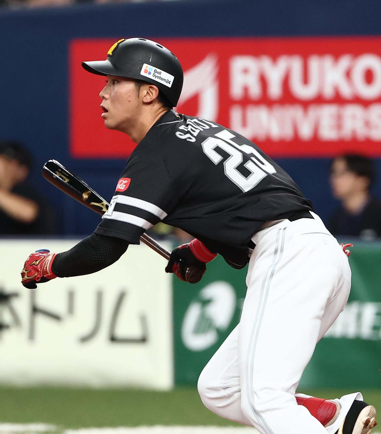 オリックス対ソフトバンク　3回表ソフトバンク無死、庄子は中前にプロ初安打を放つ（撮影・上田博志）