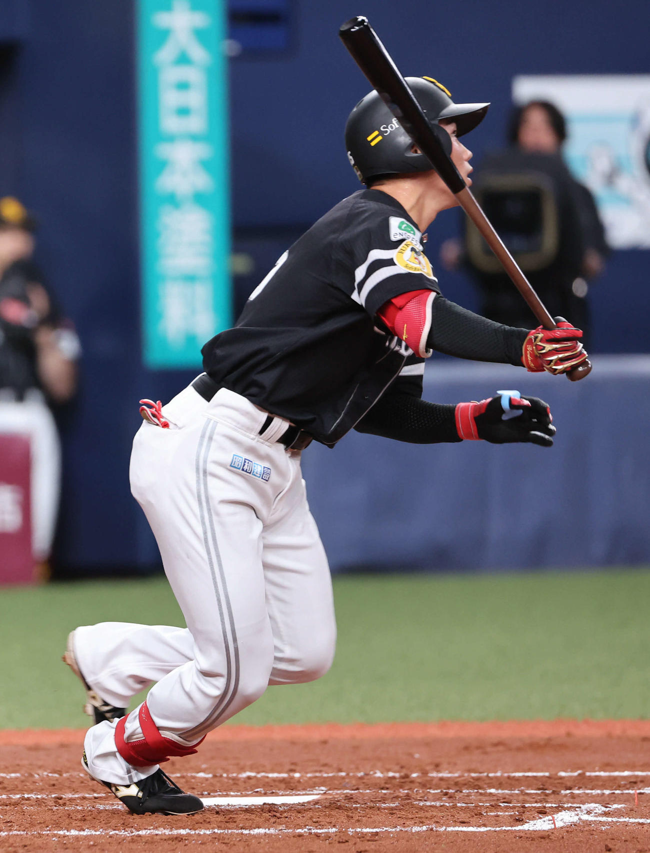 オリックス対ソフトバンク　3回表ソフトバンク無死、庄子は中前打を放つ（撮影・西尾就之）
