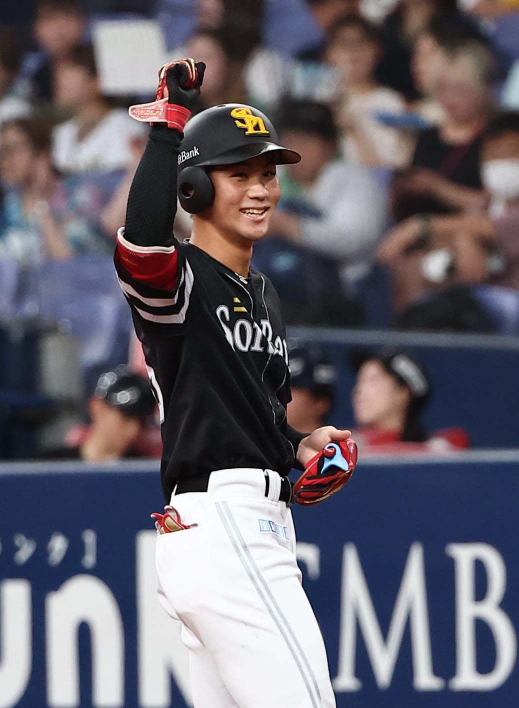 オリックス対ソフトバンク　3回表ソフトバンク無死、プロ初安打を放った庄子はガッツポーズをする（撮影・上田博志）