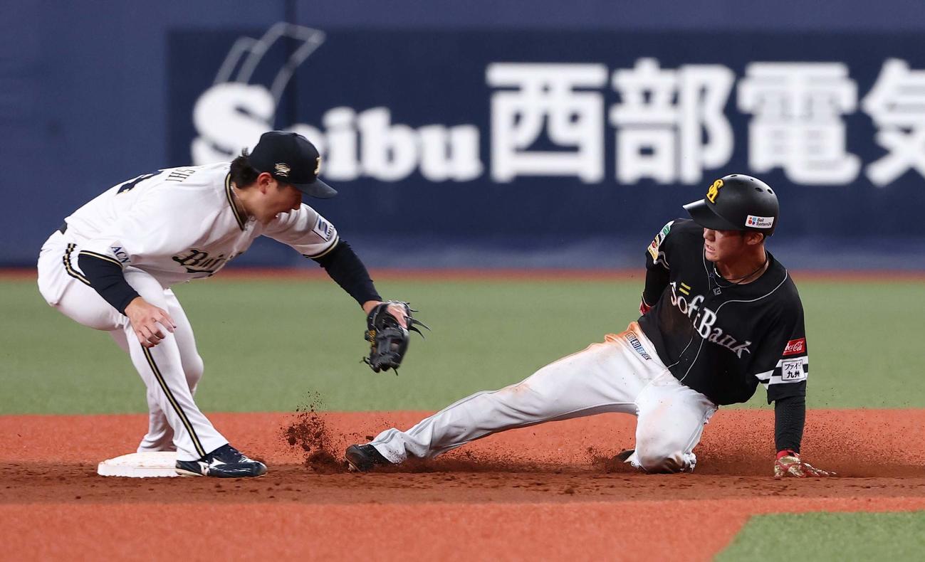 オリックス対ソフトバンク　3回表ソフトバンク1死一塁、庄子は二盗を決める（撮影・上田博志）