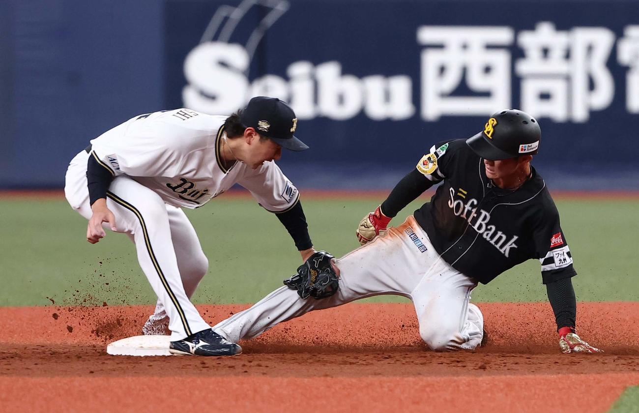 オリックス対ソフトバンク　3回表ソフトバンク1死一塁、庄子は二盗を決める（撮影・上田博志）
