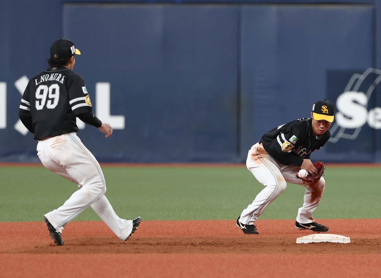オリックス対ソフトバンク　7回裏オリックス1死一塁、庄子（右）は太田の打球をファンブルする（撮影・上田博志）