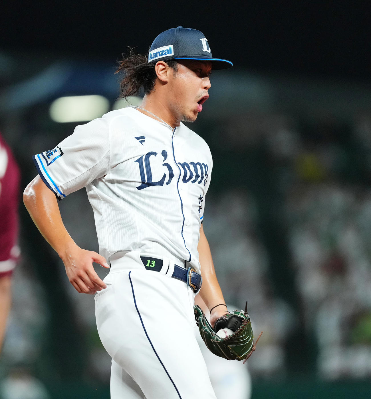 西武対楽天　1回表楽天2死、黒川の投ゴロを処理し、声を上げながら一塁ベースに向かう高橋（撮影・菅敏）