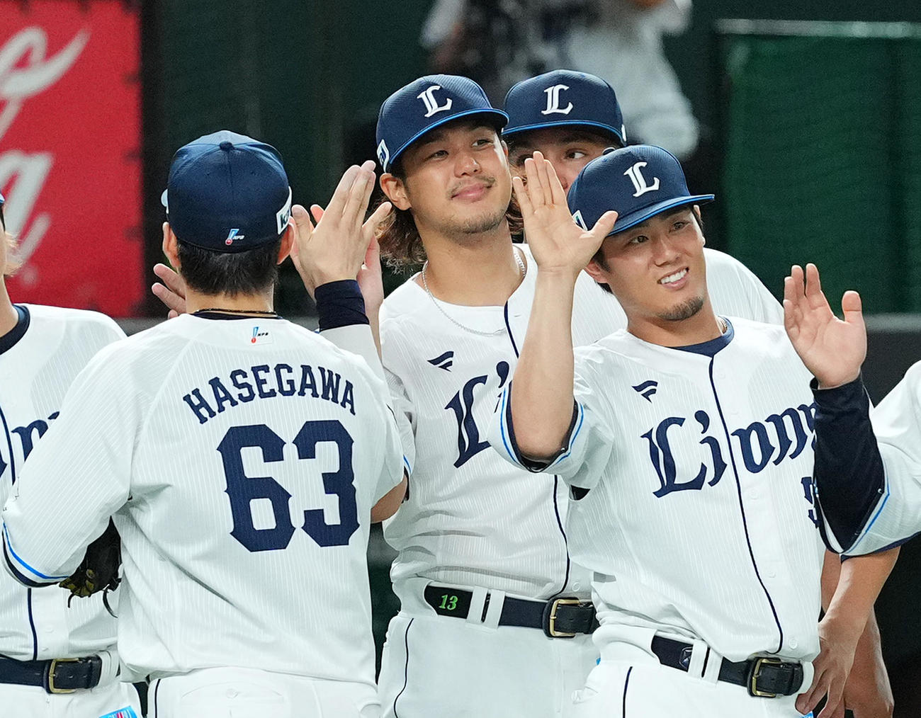 西武対楽天　楽天に勝利しナインを迎える西武高橋（中央）（撮影・菅敏）