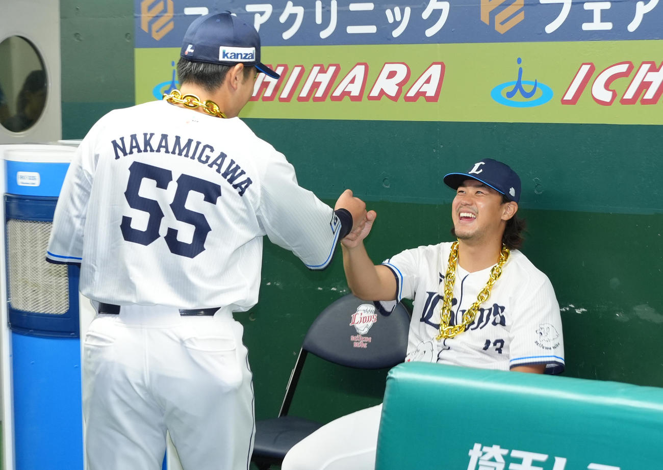 西武対楽天　8回にプロ初打席で初安打初打点をマークした仲三河（左）をグータッチで祝福する西武高橋（撮影・菅敏）