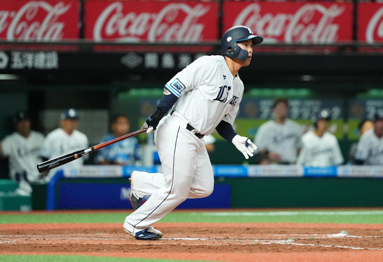 西武対楽天　8回裏西武1死三塁、プロ初打席で右適時打を放つ仲三河（撮影・菅敏）