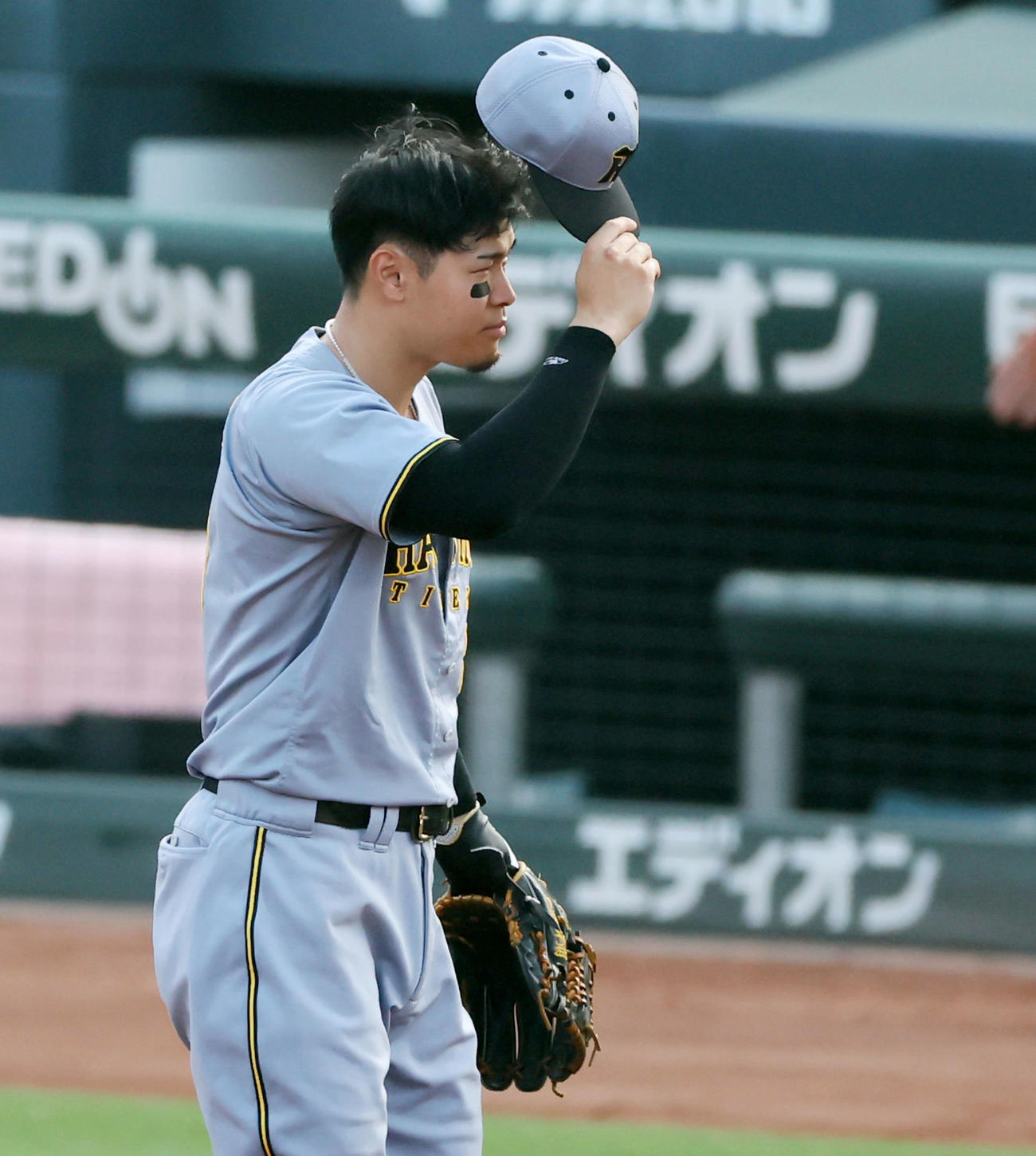 広島対阪神　2回表に右越えソロ本塁打を放った佐藤輝は攻守交代で守備位置に就きスタンドのファンから送られる声援に帽子を取ってあいさつする（撮影・加藤哉）