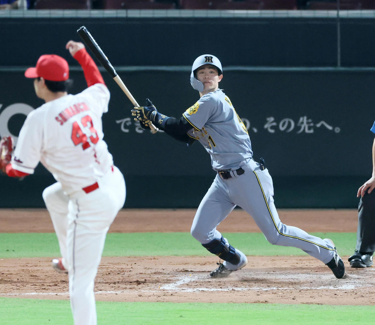 広島対阪神　7回表阪神1死一、二塁、中野は左前同点適時打を放つ。投手島内（撮影・加藤哉）