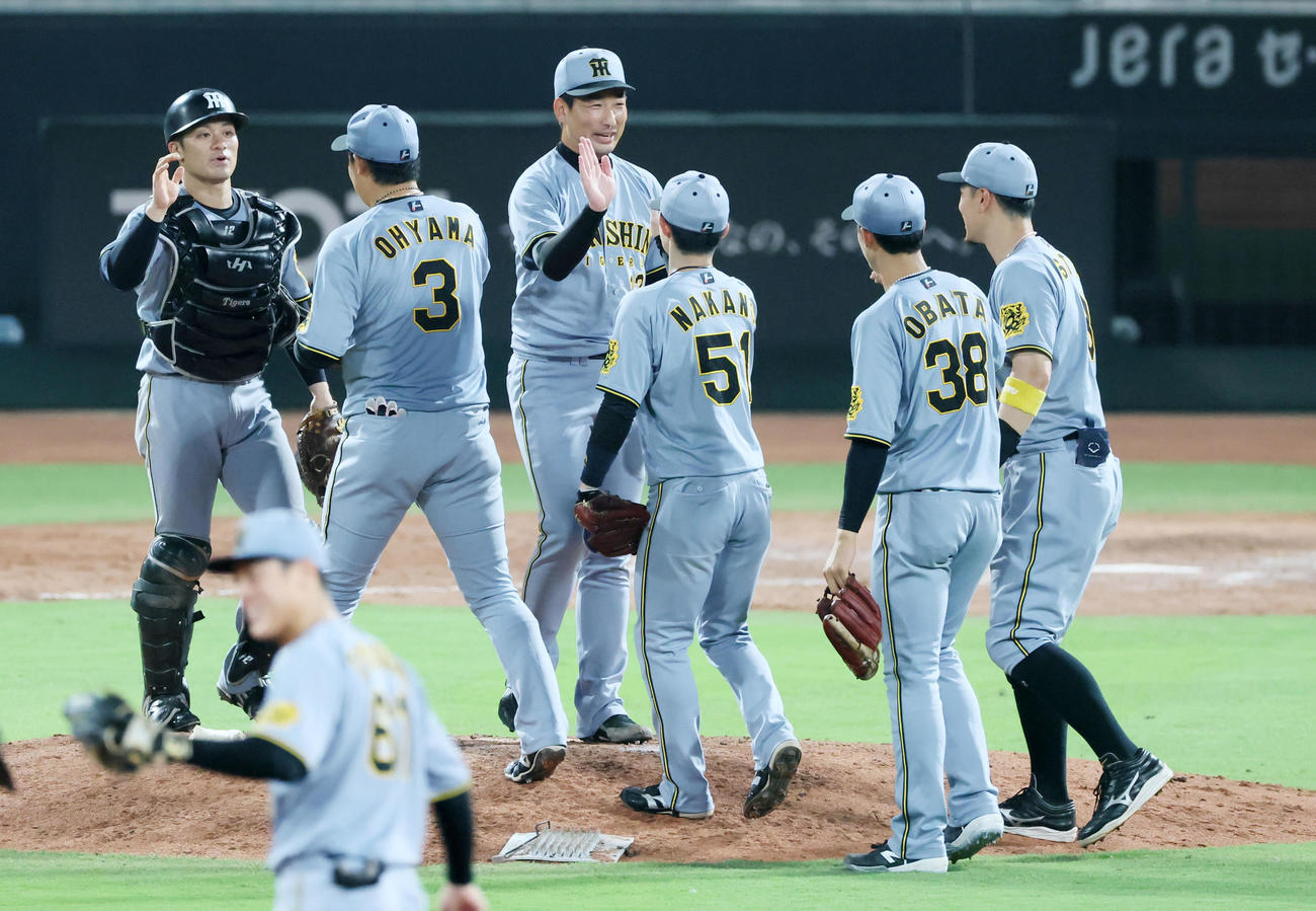 広島対阪神　広島に勝利しマウンドでナインとタッチする岩崎（撮影・加藤哉）