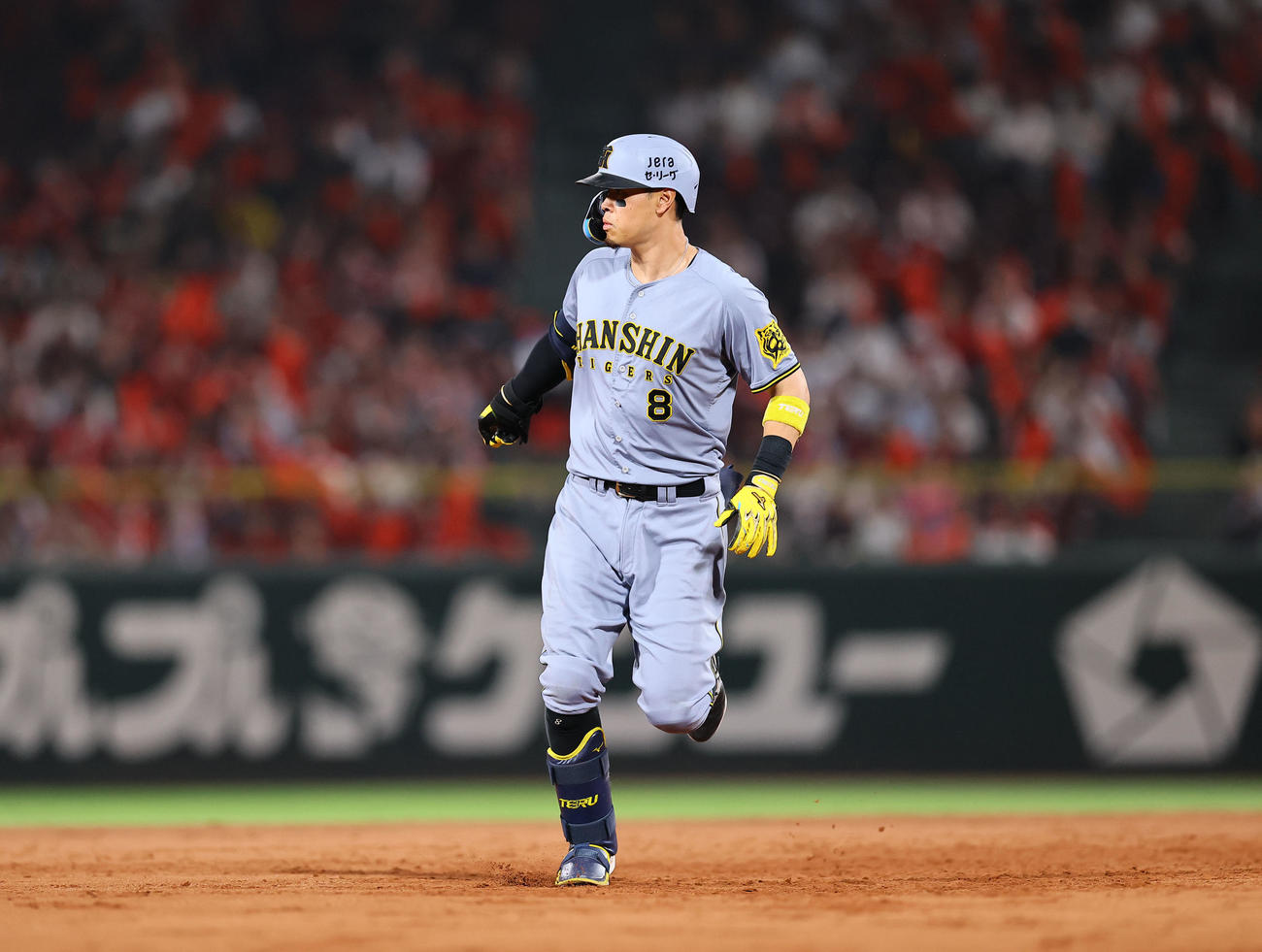 広島対阪神　7回表阪神2死二塁、佐藤輝は中越えにエンタイトルの適時二塁打となり、二塁を指さす（撮影・藤尾明華）
