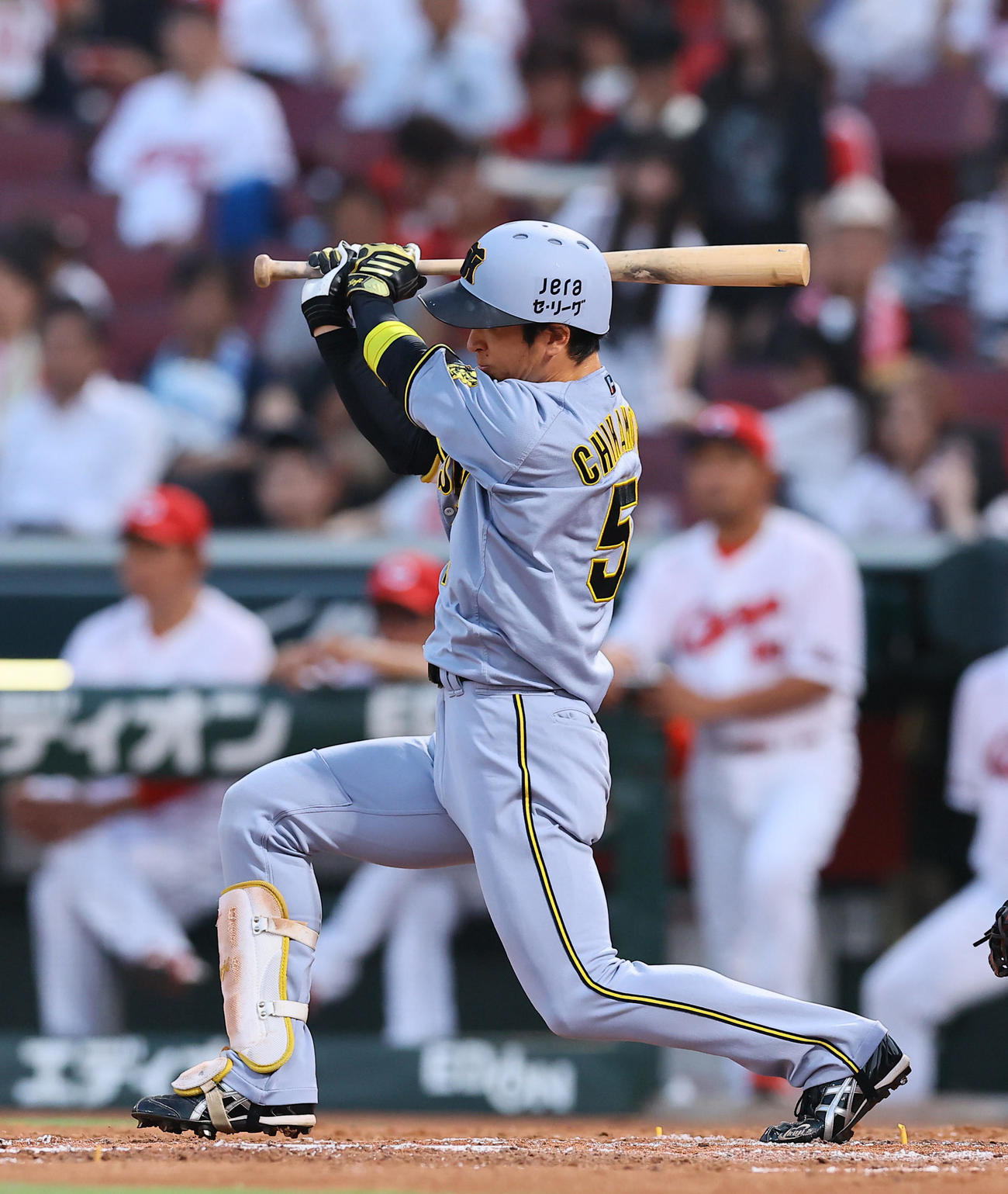 広島対阪神　5回表阪神2死一、二塁、近本は一塁内野安打を放つ（撮影・藤尾明華）