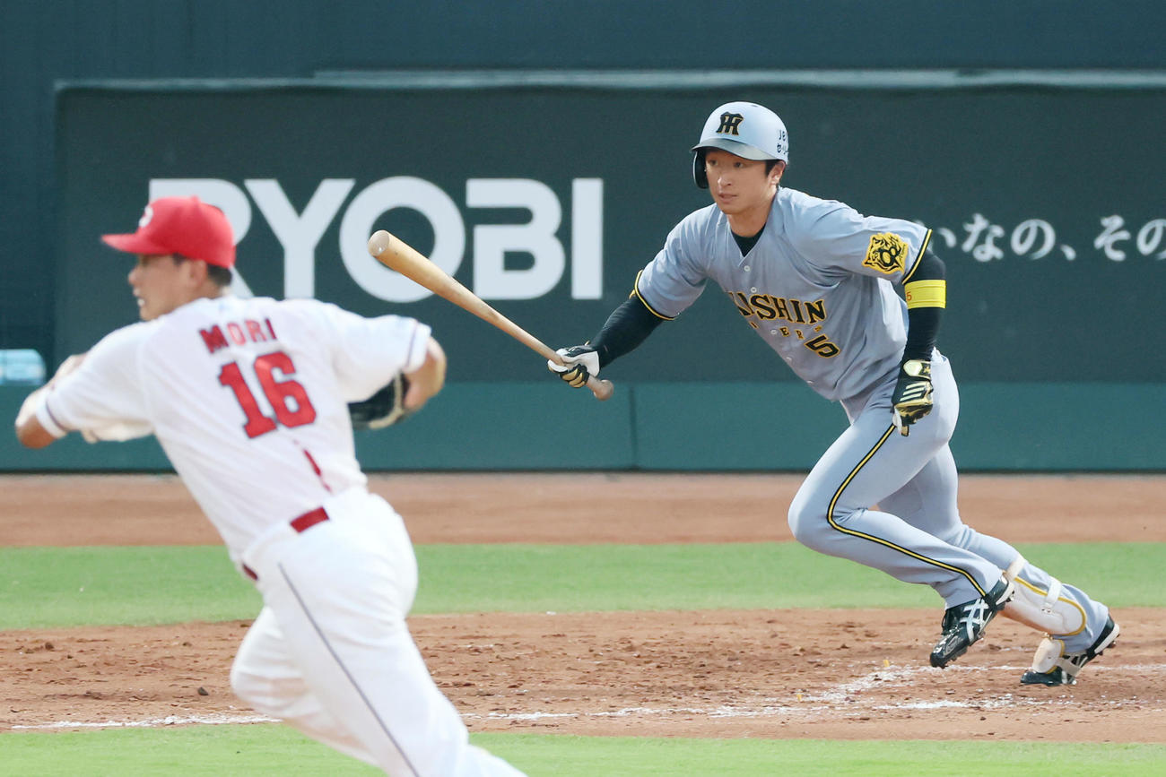 広島対阪神　5回表阪神2死一、二塁、近本は一塁内野安打を放つ。投手森（撮影・加藤哉）