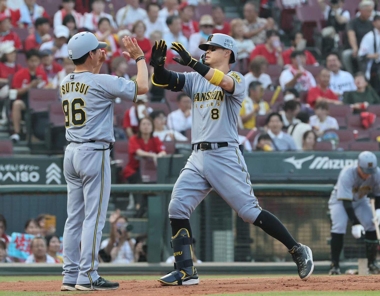 広島対阪神　2回表阪神無死、先制右越え本塁打を放った佐藤輝（撮影・加藤孝規）