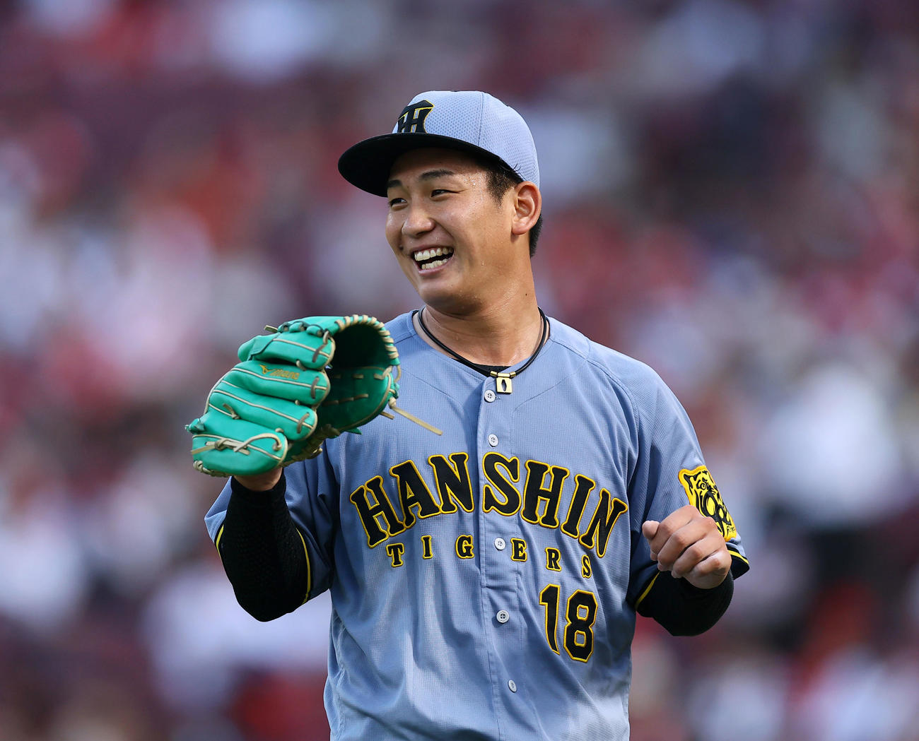 広島対阪神　3回を終え笑顔でベンチに戻る阪神伊原（撮影・藤尾明華）