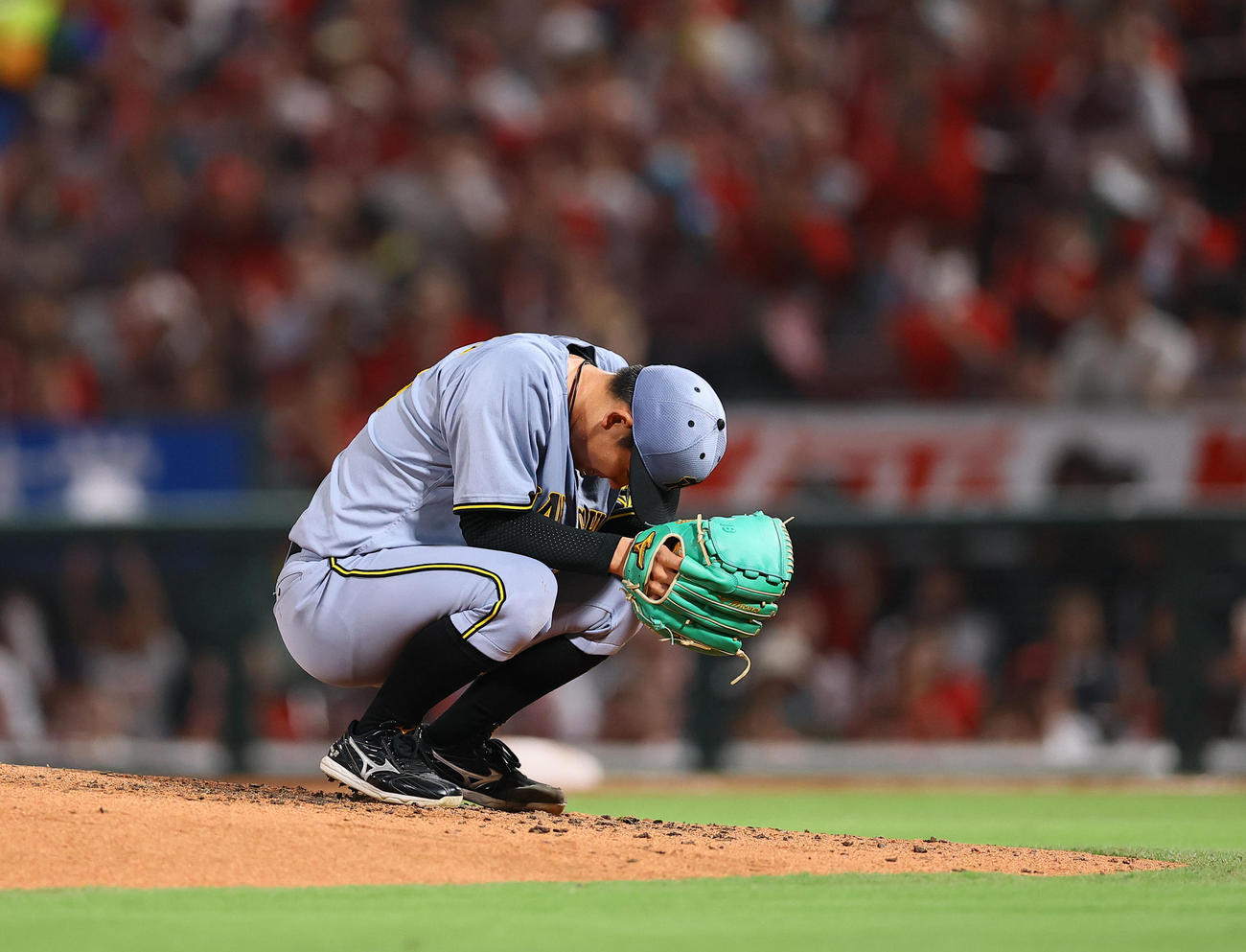 広島対阪神　6回裏広島2死一、二塁、ファビアンに四球を与え、しゃがみ込む伊原（撮影・藤尾明華）