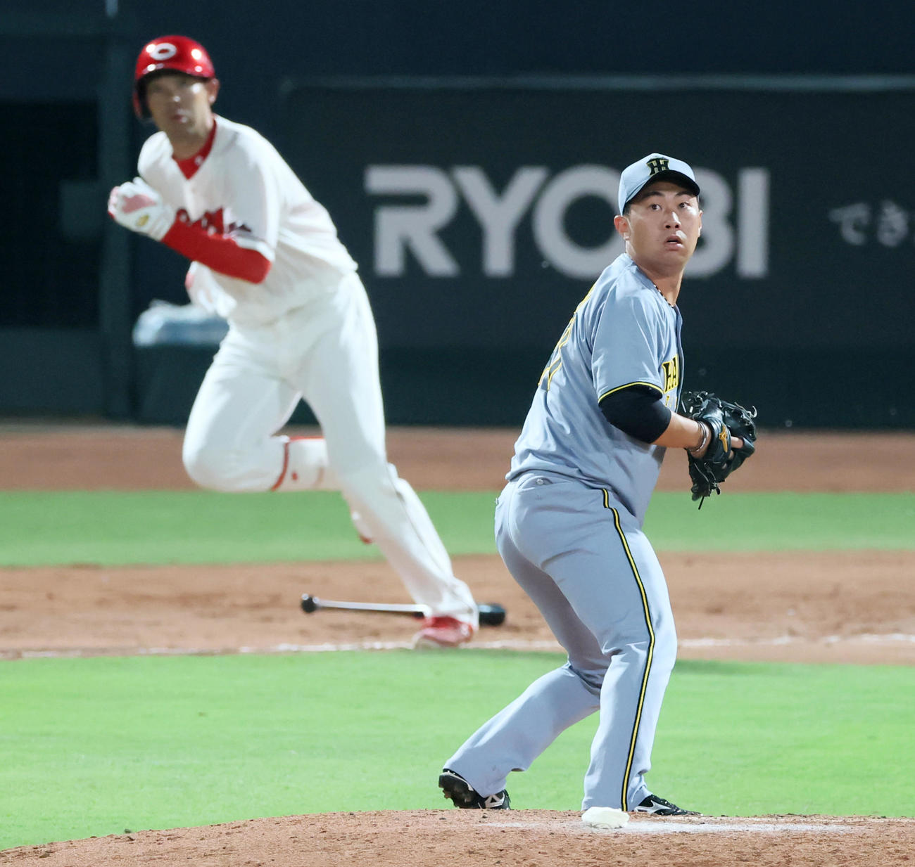 広島対阪神　6回裏広島2死満塁、桐敷は秋山に中前2点適時打を打たれる（撮影・加藤哉）