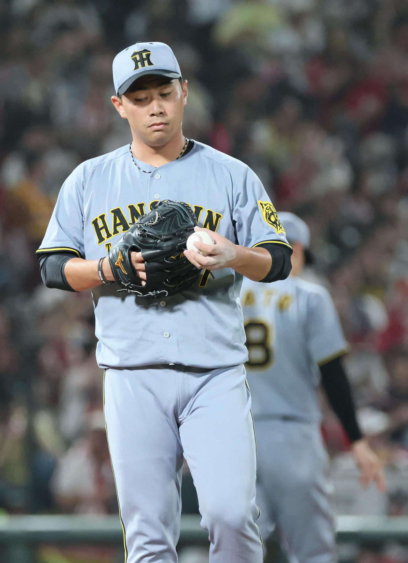 広島対阪神　6回裏広島2死満塁、秋山に勝ち越し2点適時打を浴びた桐敷（撮影・加藤孝規）