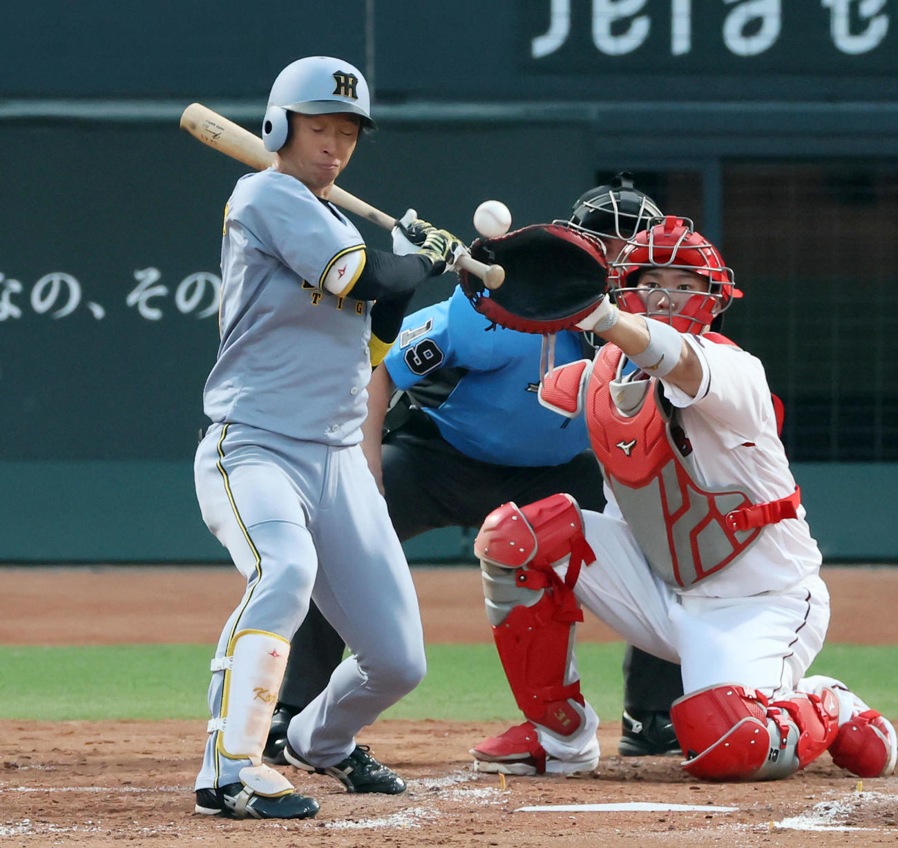 広島対阪神　5回表阪神2死一、二塁、近本はボールをグリップに当てストライクとなる（撮影・加藤哉）