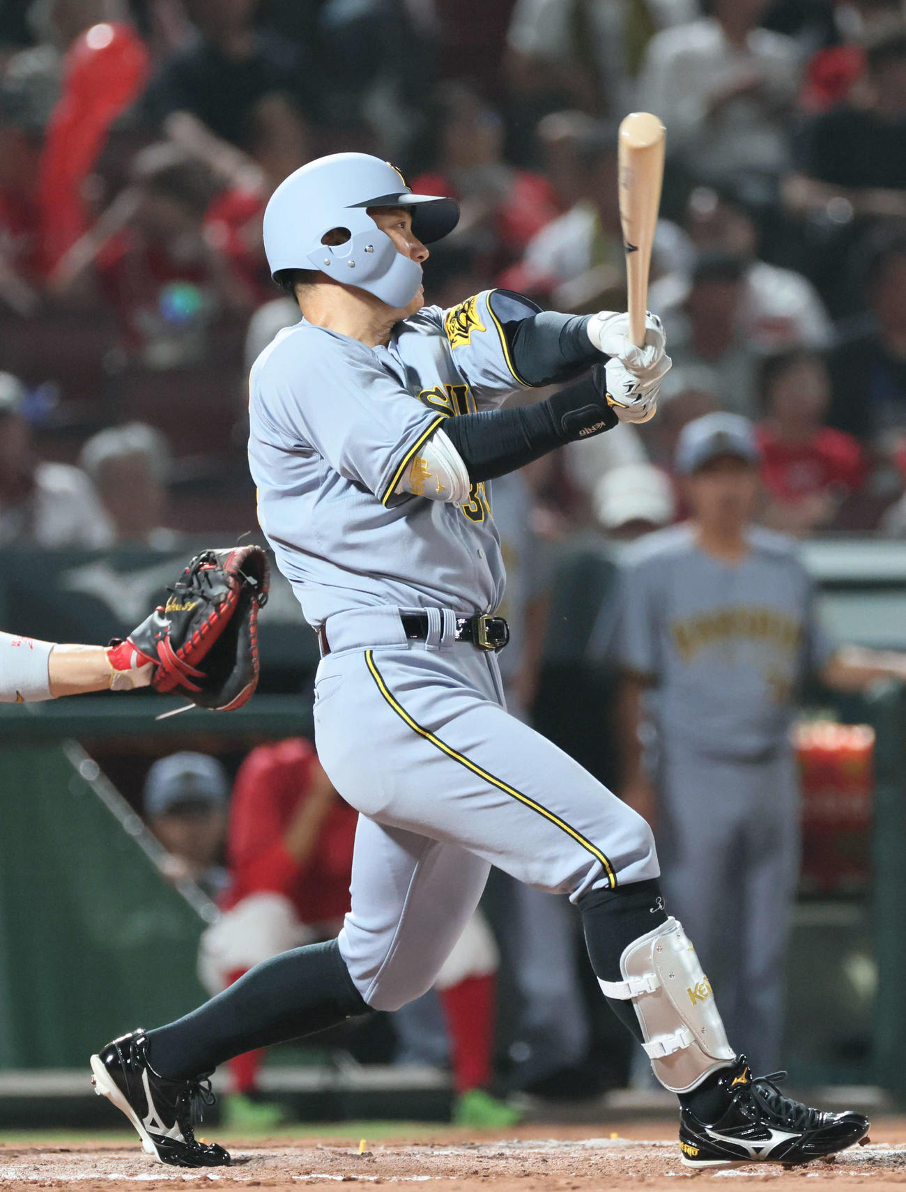 広島対阪神　7回表阪神1死二、三塁、代打の糸原は中犠飛を放つ（撮影・加藤孝規）