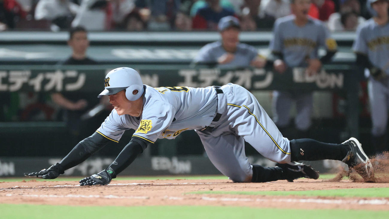 広島対阪神　7回表阪神1死二、三塁、代打の糸原の中犠飛で豊田が生還（撮影・加藤孝規）