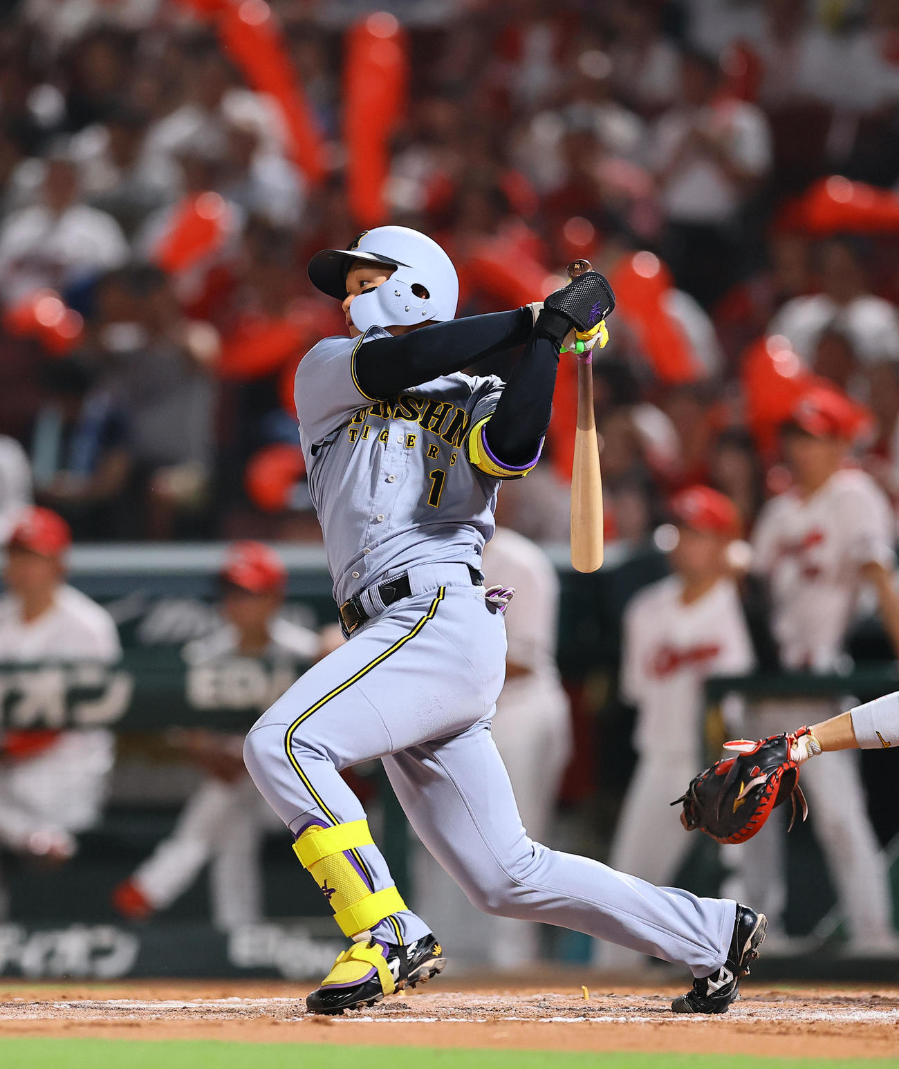 広島対阪神　7回表阪神2死一、二塁、森下は中越えに適時二塁打を放つ（撮影・藤尾明華）