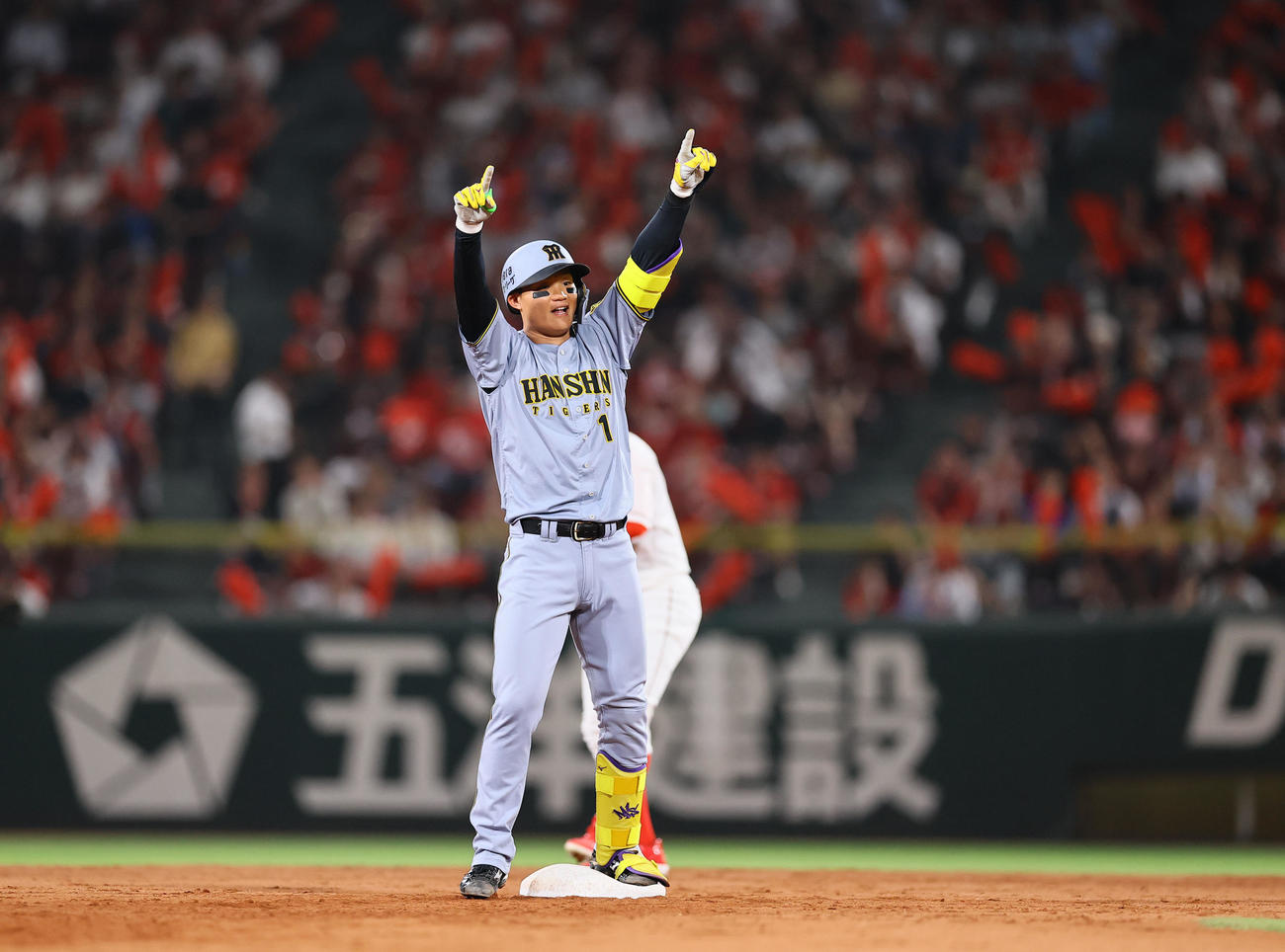 広島対阪神　7回表阪神2死一、二塁、森下は中越えに適時二塁打を放ちポーズをとる（撮影・藤尾明華）