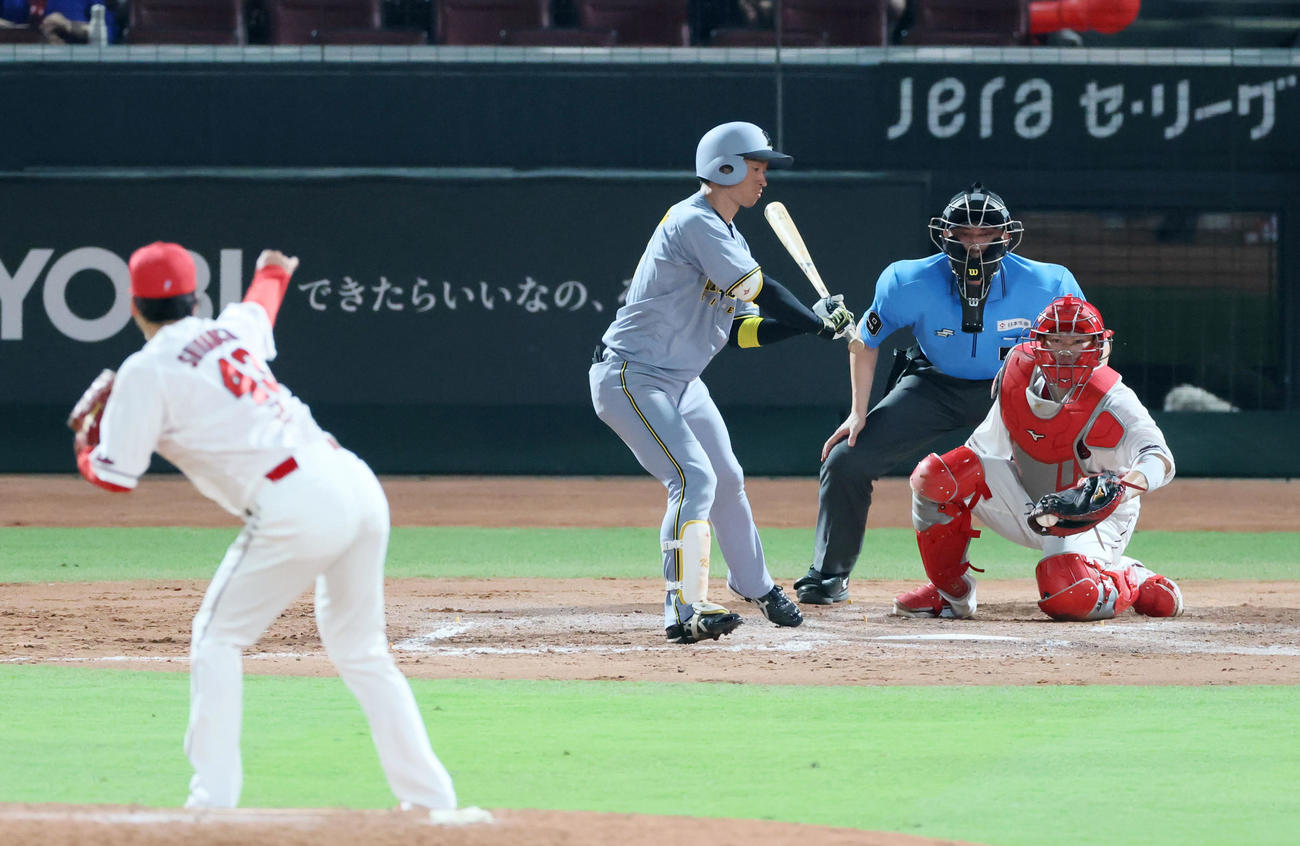 広島対阪神　7回表阪神2死二塁、近本は四球を選ぶ。投手島内（撮影・加藤哉）