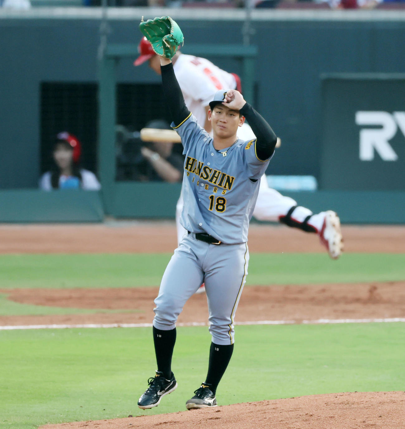 広島対阪神　3回裏広島無死、伊原は森を三振に仕留める（撮影・加藤哉）