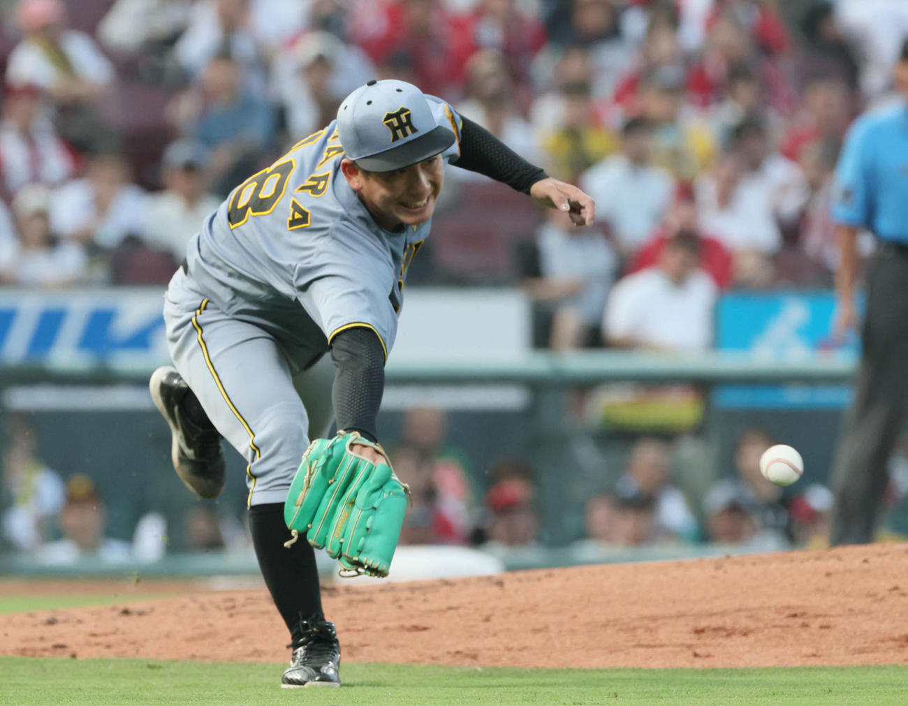 広島対阪神　3回裏広島1死、大盛の打球にグラブを出す伊原（撮影・加藤孝規）