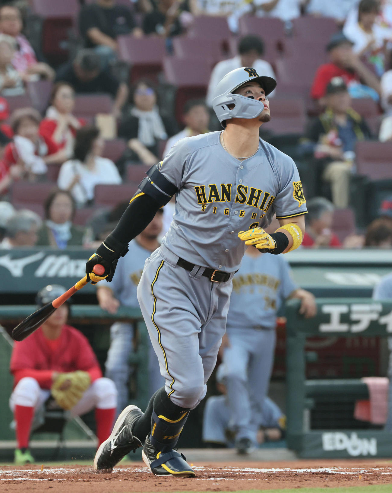 広島対阪神　2回表阪神無死、佐藤輝は先制右越え本塁打を放つ（撮影・加藤孝規）