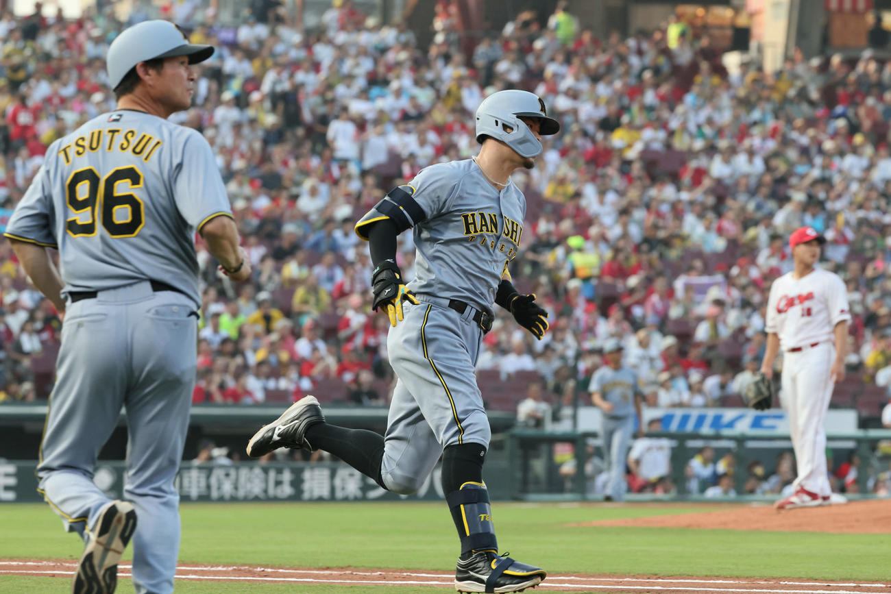 広島対阪神　2回表阪神無死、佐藤輝は先制右越え本塁打を放つ（撮影・加藤孝規）