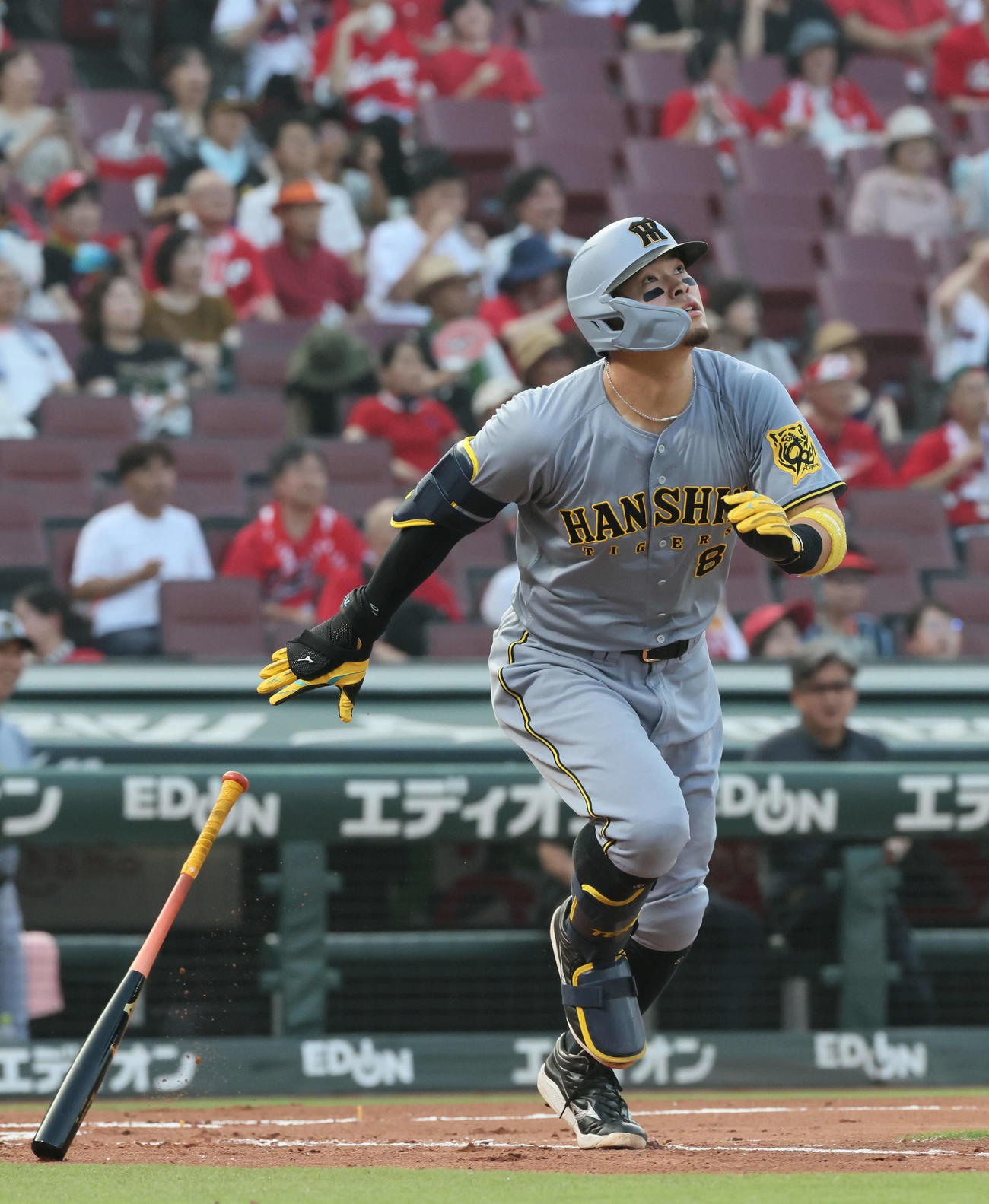 広島対阪神　2回表阪神無死、佐藤輝は先制右越え本塁打を放つ（撮影・加藤孝規）