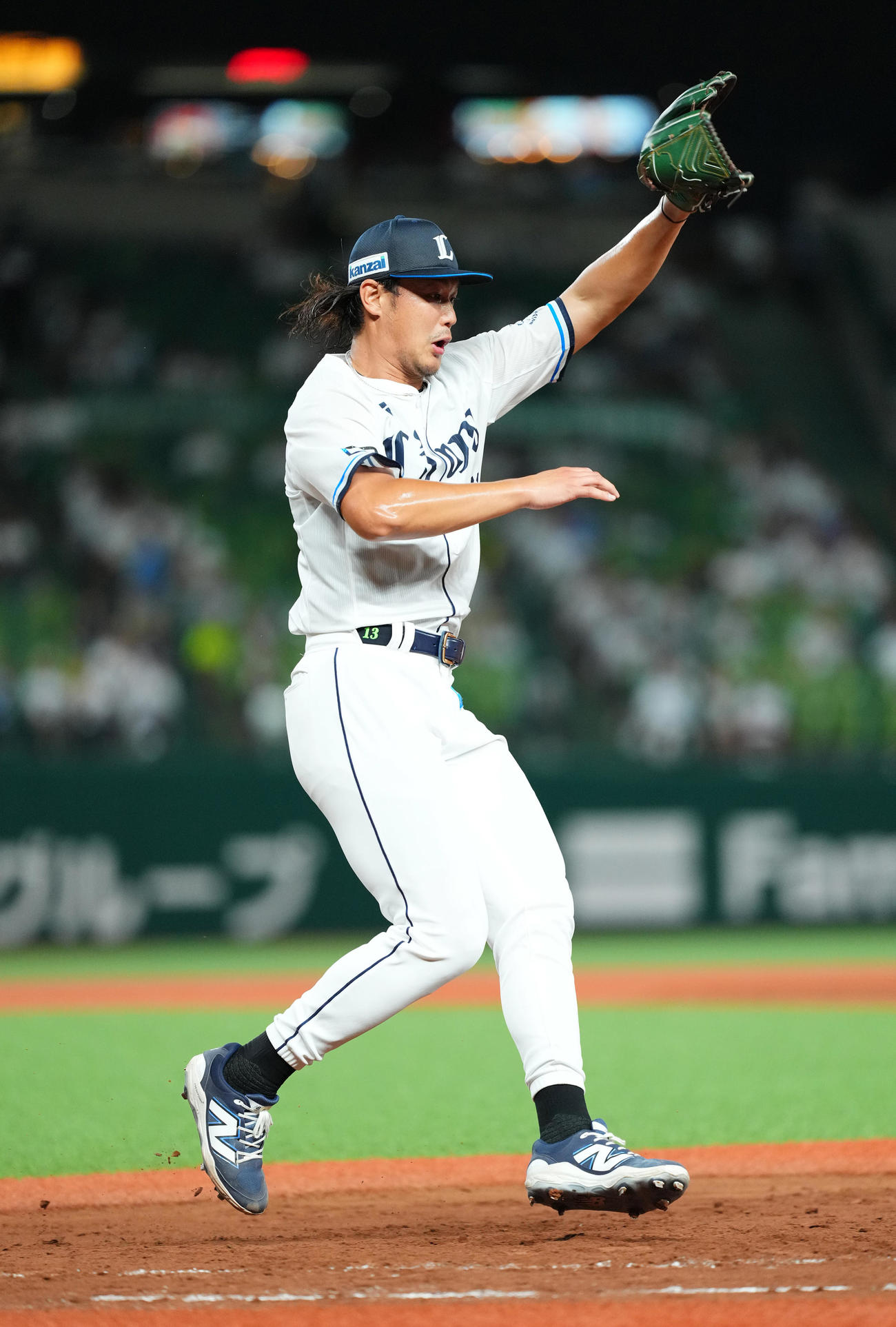 西武対楽天　4回表楽天1死、黒川を一ゴロに仕留め、一塁ベースカバーに入る高橋（撮影・菅敏）